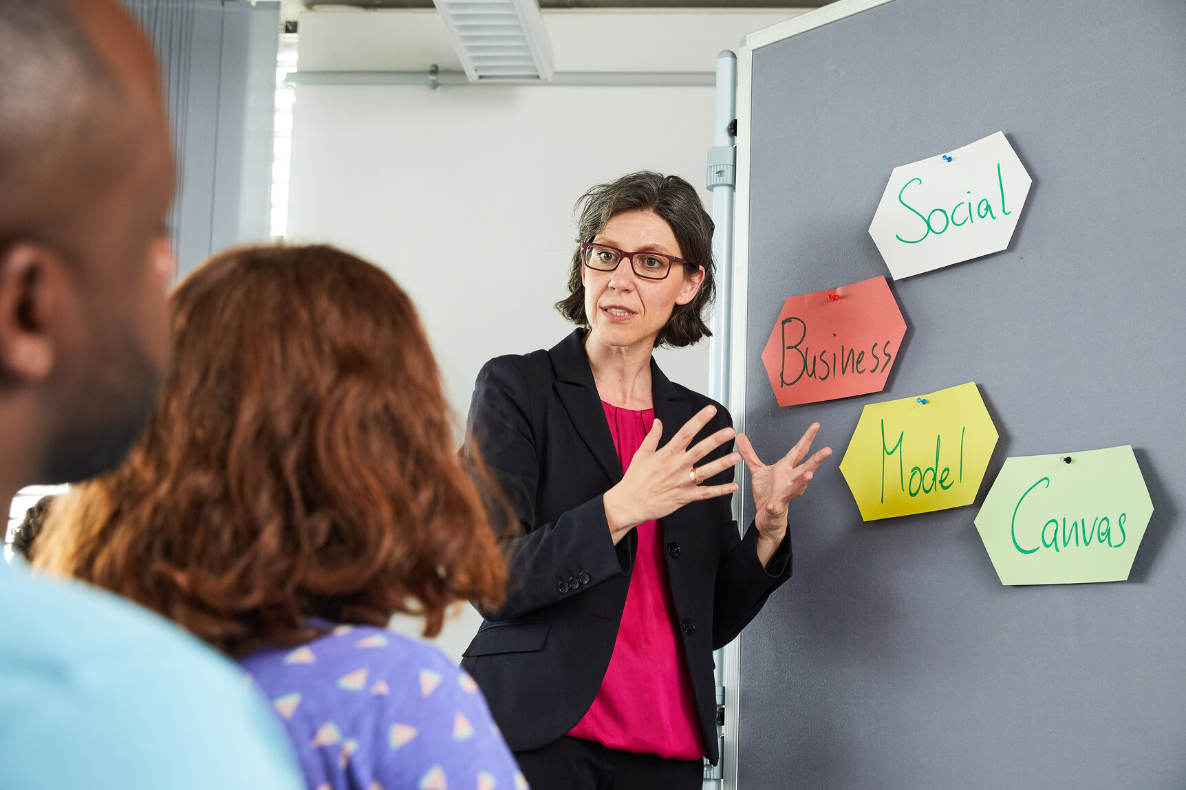 Informationen für (angehende) Professorinnen und Professoren Dozentin an der Pinnwand